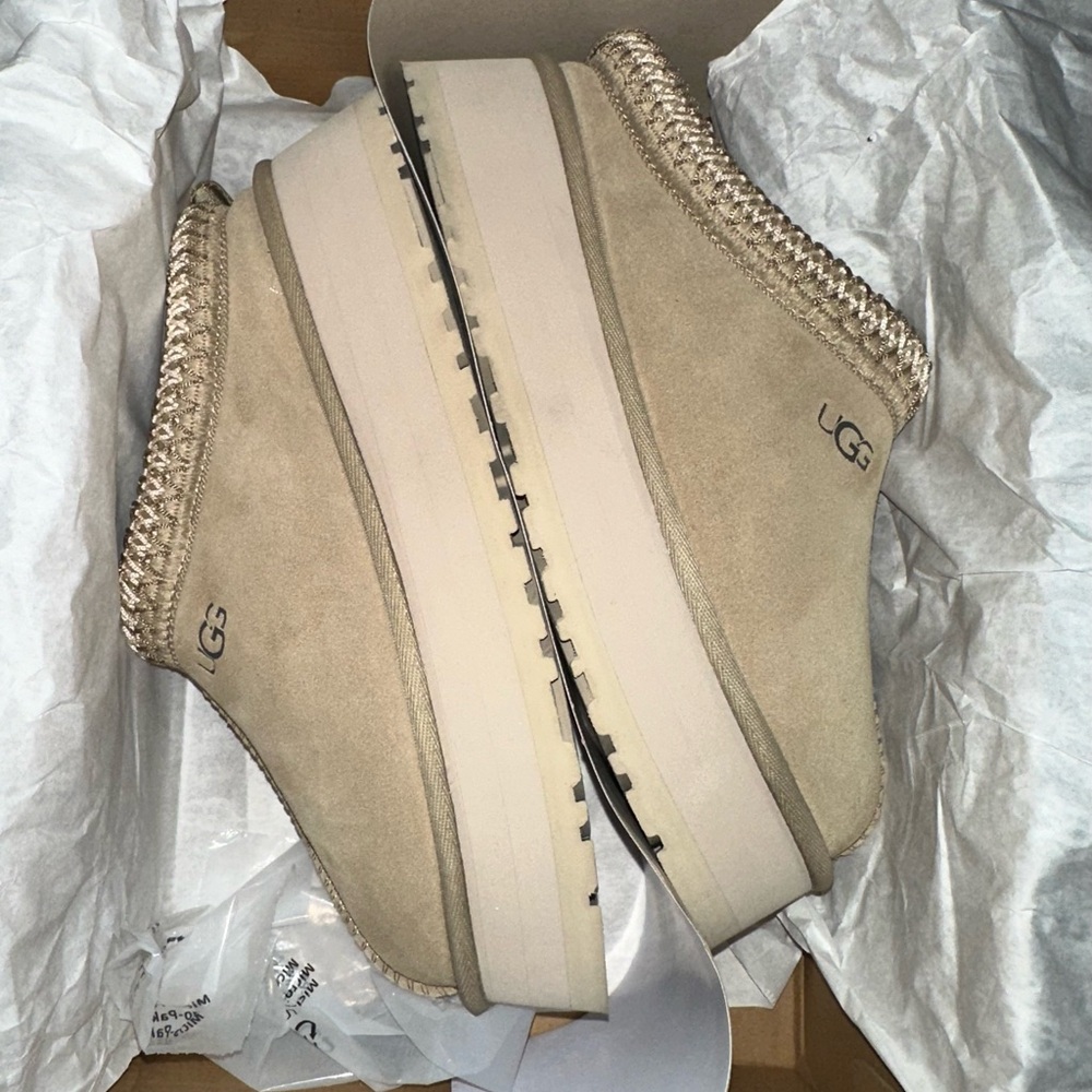 Ugg Tazz slipper mustard seed womens size 6 worn one indoors